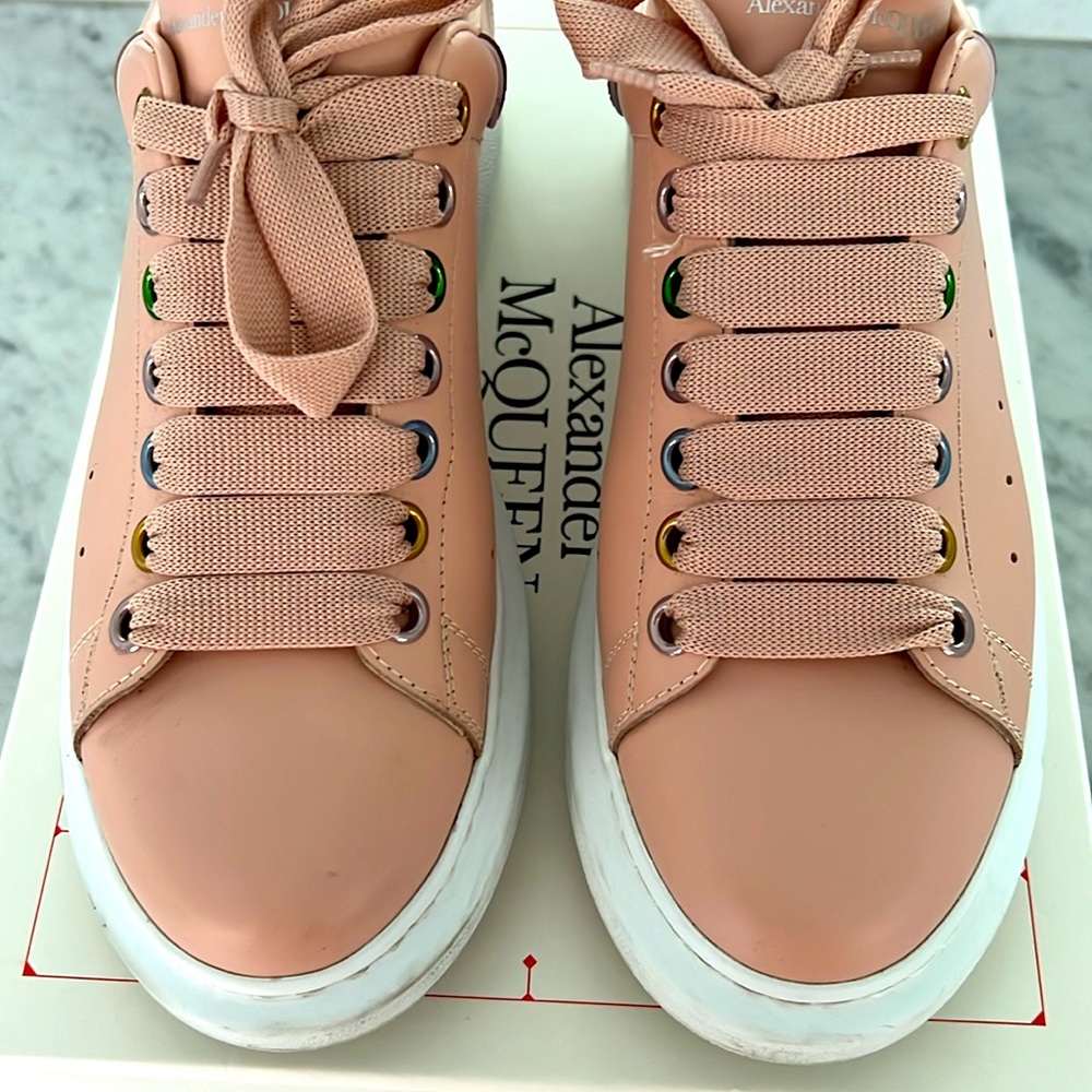 Alexander McQueen Oversized sneaker. Box and extra laces authentic stamp.